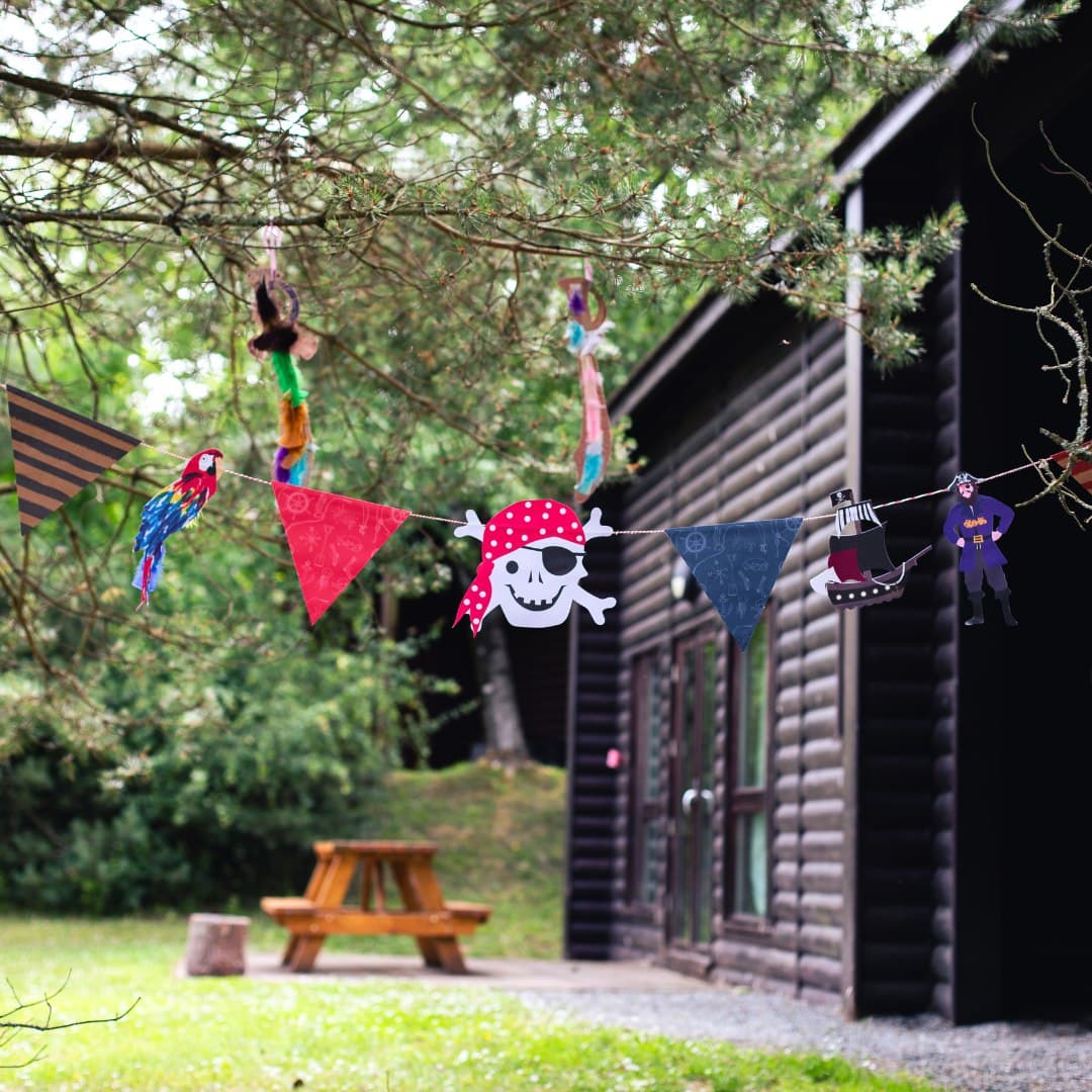 You've heard of decorating buggies, but what about the outside of your lodge? 🤭🏡🏴‍☠️🦜✨

Swipe for our bank holiday recap >>> 

#summerbreaks #pembrokeshire #visitpembrokeshire #mybluestonebreak #visitwales