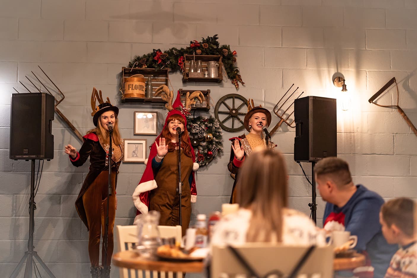 Ruldolphs Breakfast Stage Singing