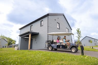 Family on Buggy Merlins Crest Bluestone