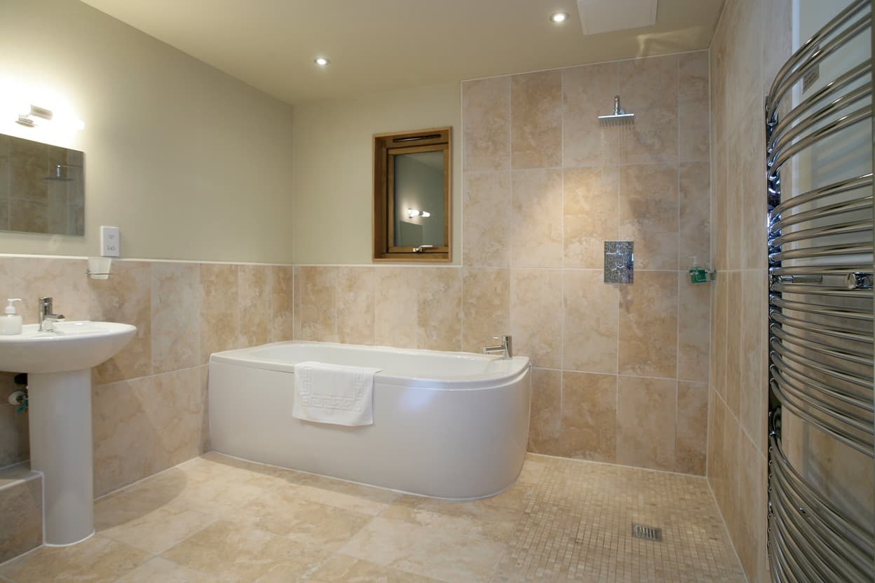 Skomer wetroom and bath