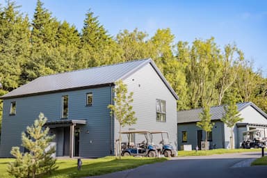 Merlins Crest lodge external sunshine Bluestone