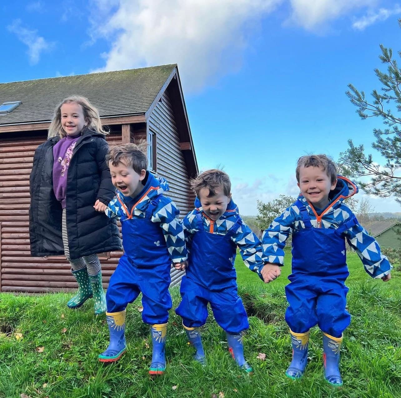Matching outfits, matching excitement - it's arrival day!🤭🛺🏡

📸 Don't forget to share your memories with us. Use the hashtag #MyBluestoneBreak and tag us @bluestonewales for your chance to be featured. ✨

(📷: triplets_and_megan)