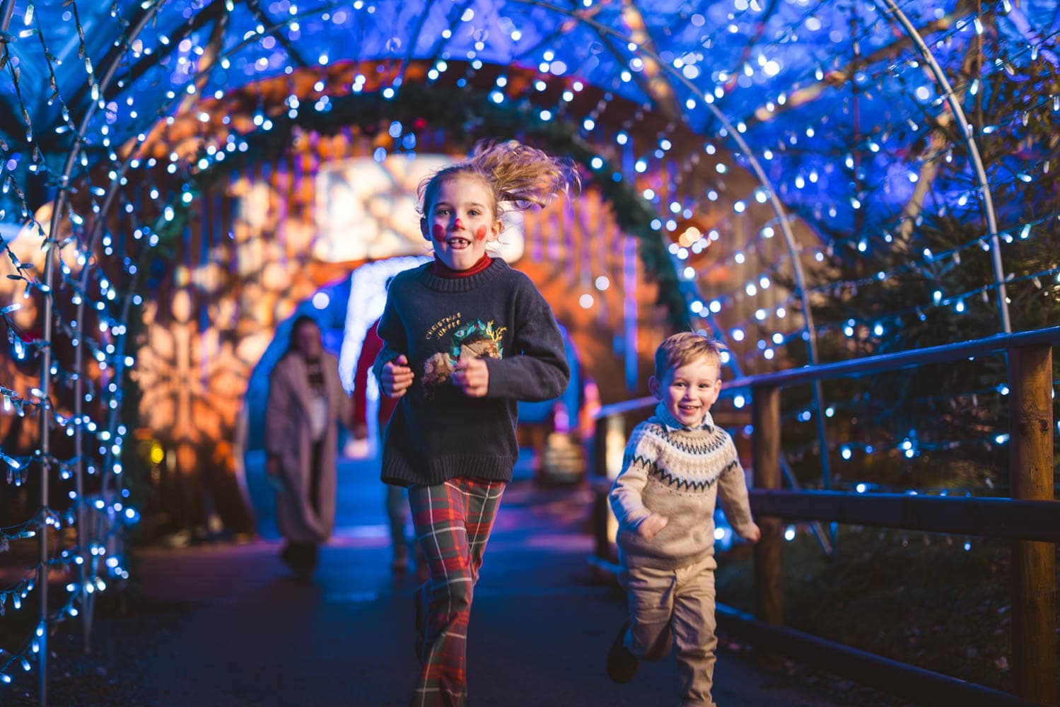 Serendome archway girl and boy Christmas at Bluestone